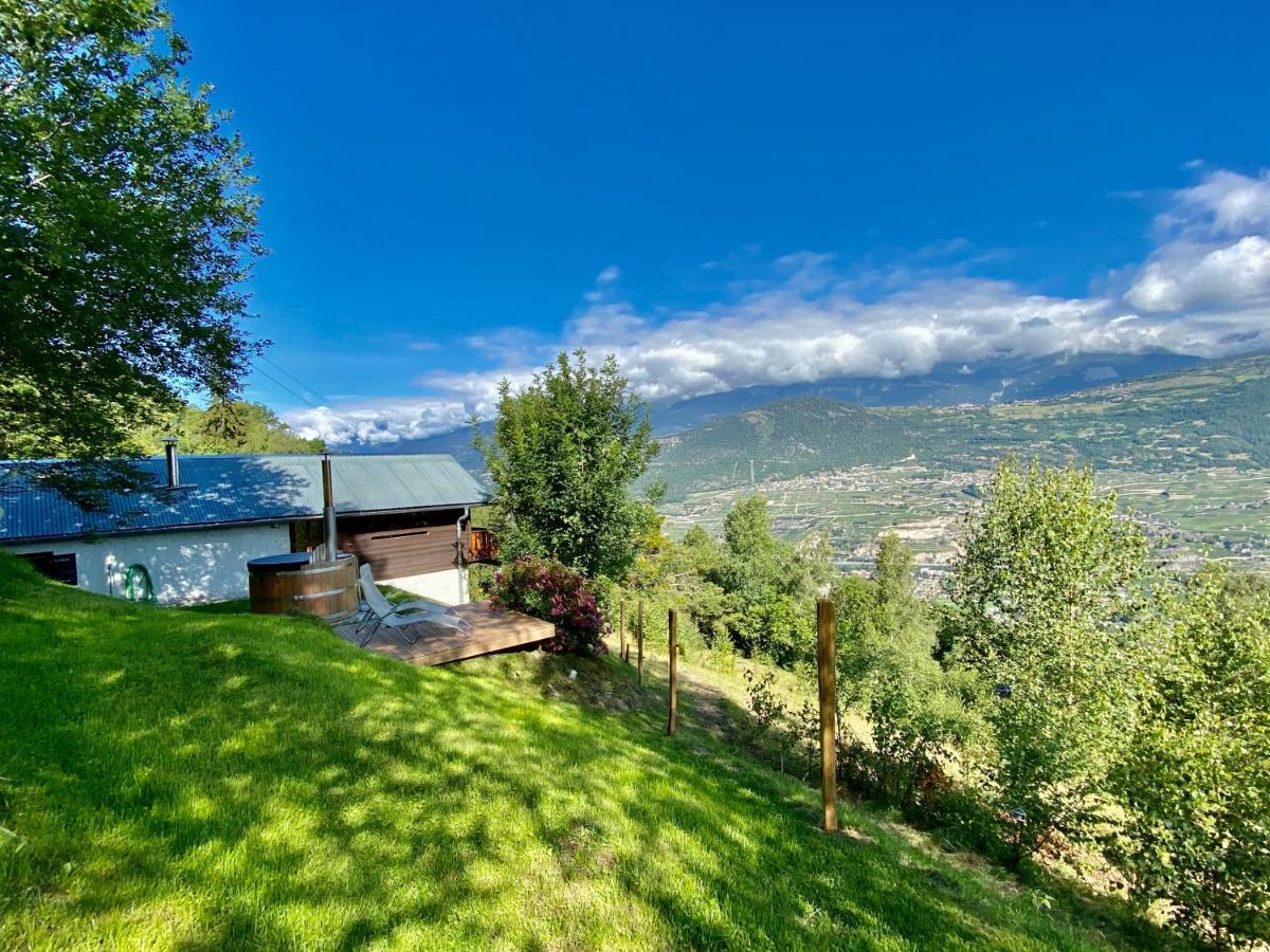 Eco Lodge With Jacuzzi And View In The Swiss Alps Grone Ngoại thất bức ảnh