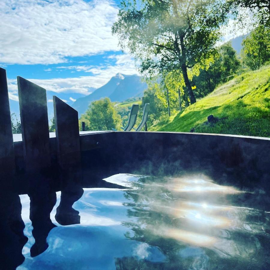 Eco Lodge With Jacuzzi And View In The Swiss Alps Grone Ngoại thất bức ảnh